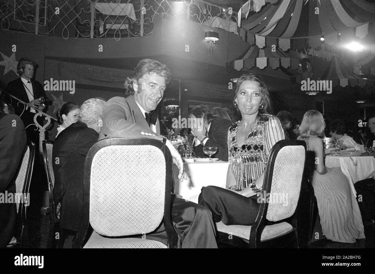 Showmaster Rudi Carrell und seine Frau Anke Boppert an den Deutschen Filmball 1974 im Bayerischen Hof. Stockfoto