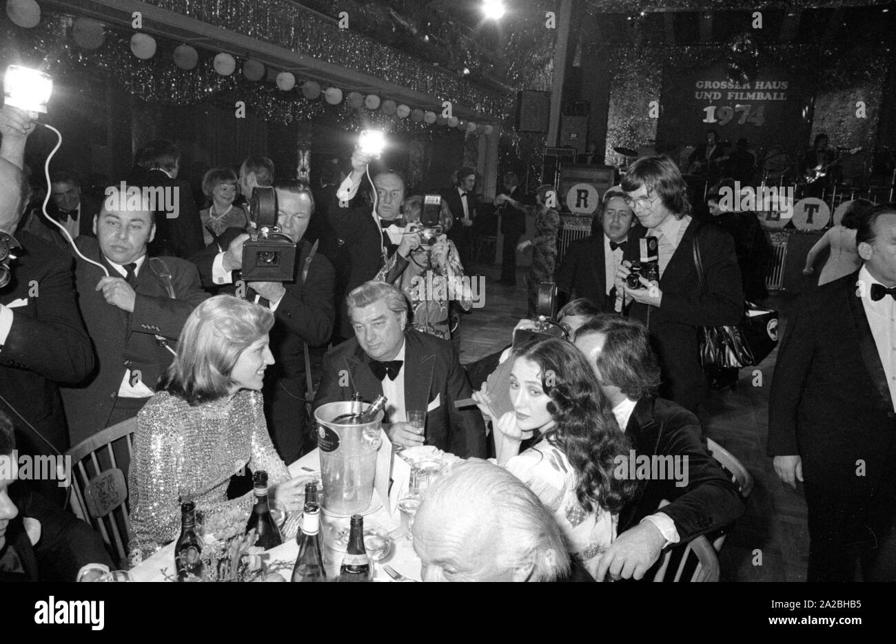 Die "Deutsche Film Ball" findet im "Bayerischen Hof" in München. Brigitte Beckenbauer (l.) und Christine Kaufmann (r). Stockfoto