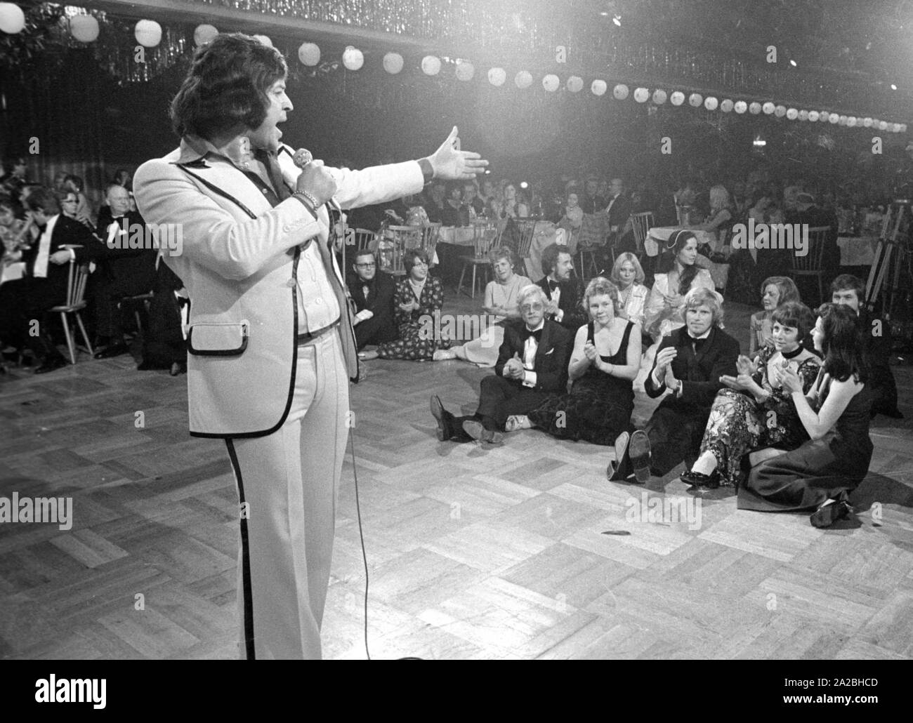 Gesang an den Deutschen Filmball 1974 im Bayerischen Hof. Stockfoto