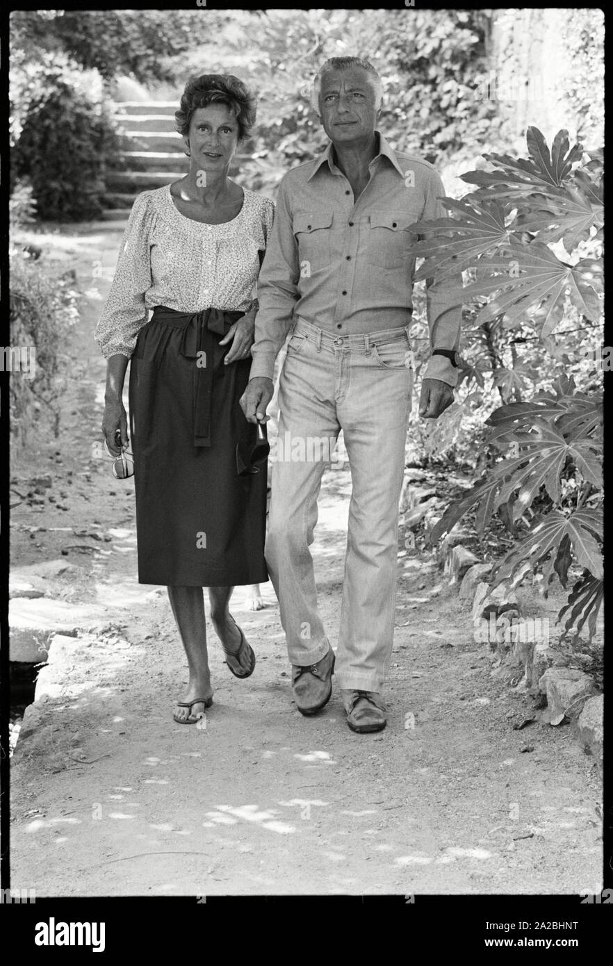 Gianni Agnelli mit seiner Frau Marella Caracciolo in Korsika. Copyright