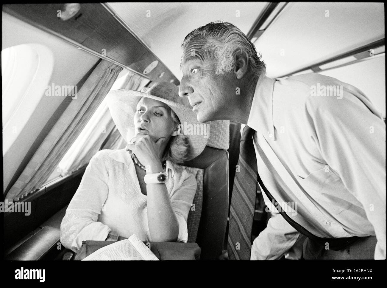 Mit dem Flugzeug von Rom nach Korsika. Gianni Agnelli im Gespräch mit Stern Journalistin Birgit Kraatz. Copyright Hinweis: Max Scheler/Sueddeutsche Zeitung Foto. Stockfoto