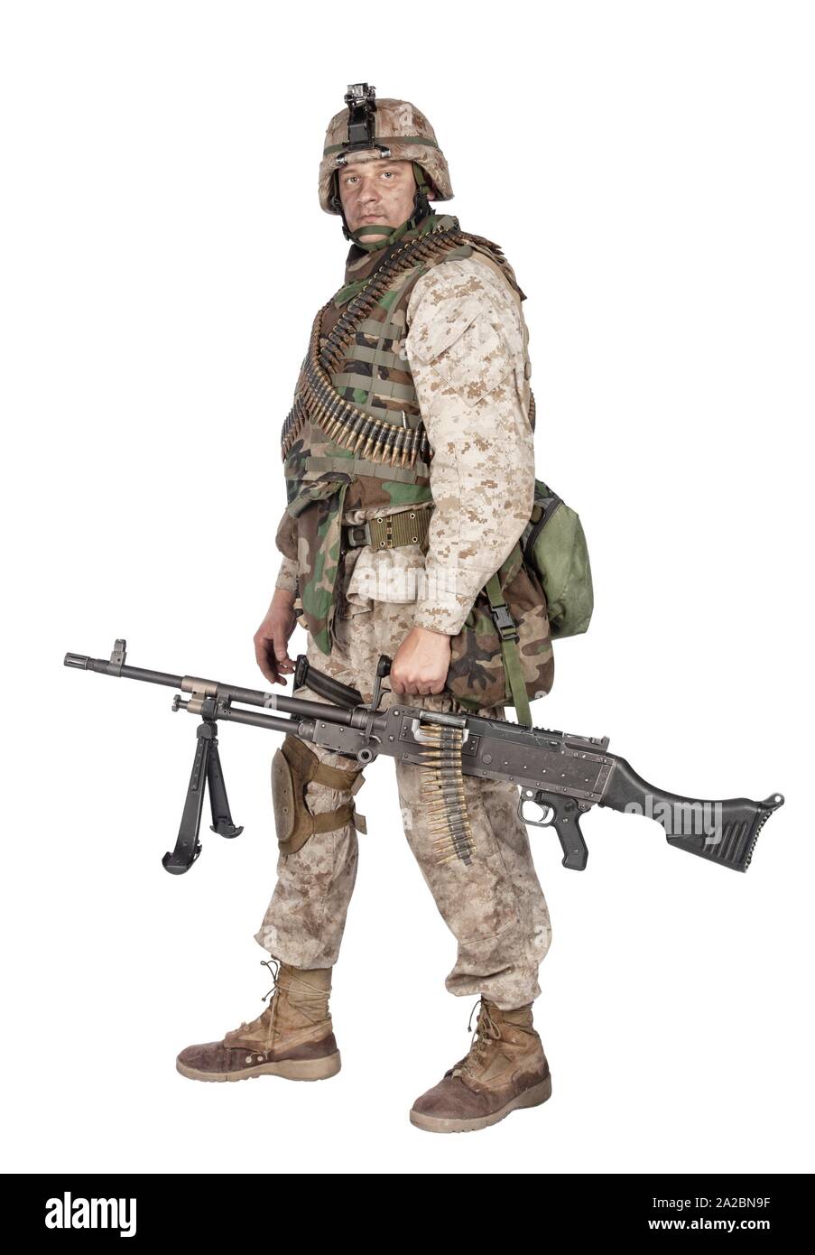 Studio schie en von armee marine machine gunner in der tarnung combat