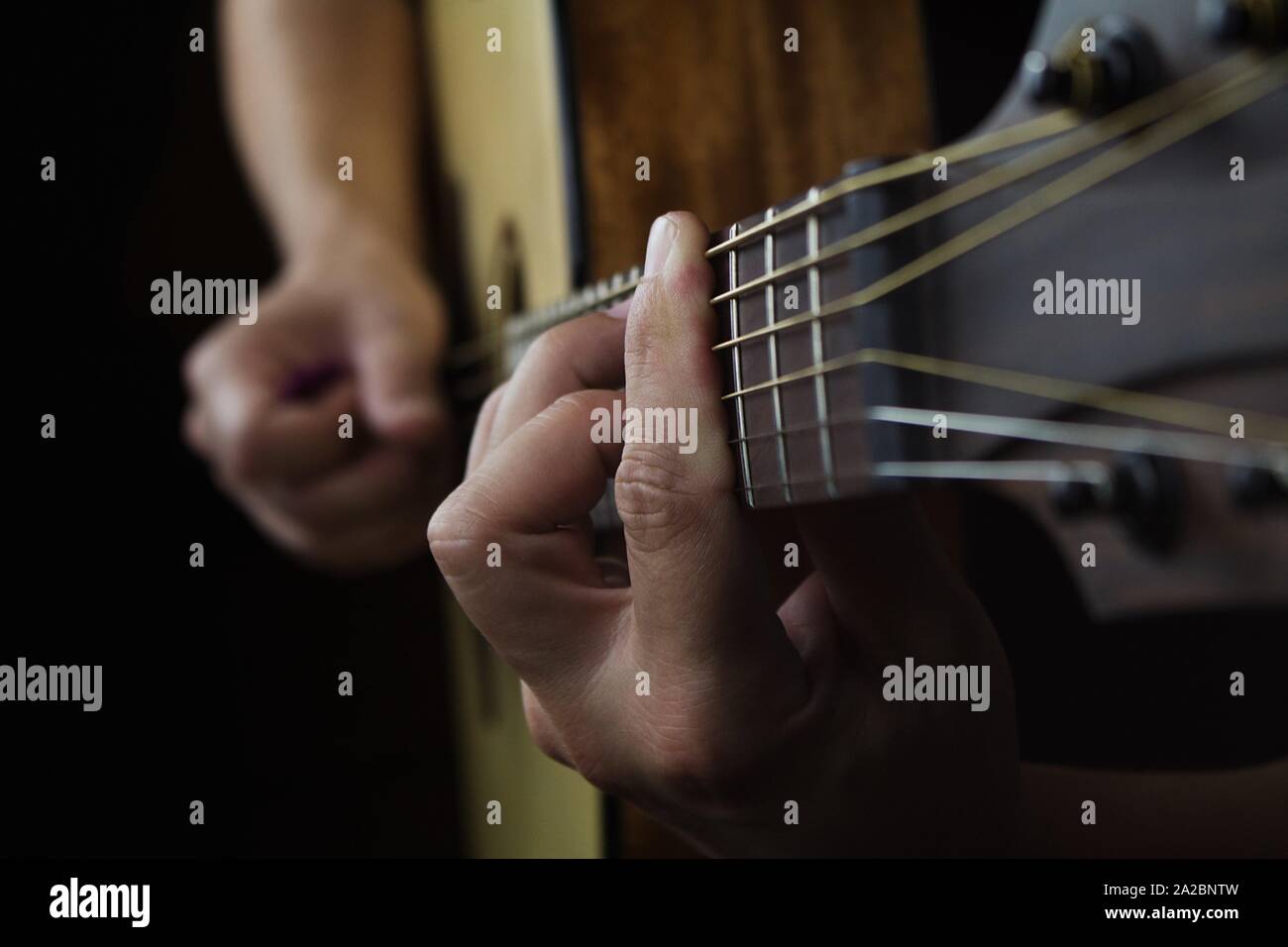 Acoustic Guitar Player durchführen. Gitarrist spielt im Music Studio. Stockfoto