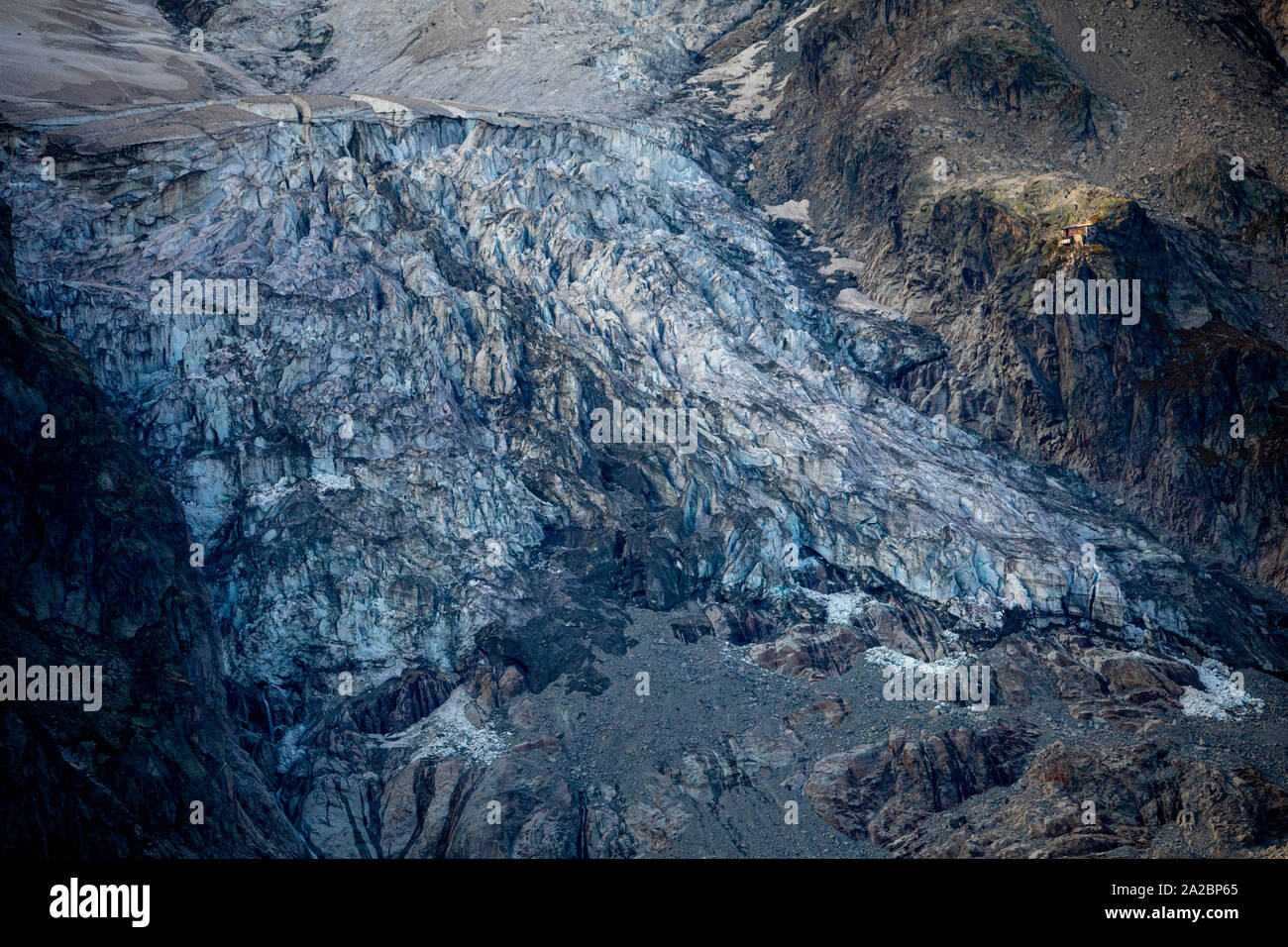 Die Berghütte Rifugo Bocalatte gesehen werden kann durch die Planpinxieu Gletscher umgeben. Experten warnen davor, dass ein Teil der Planpincieux Gletscher an der berühmten Mont Blanc ist auf die Gefahr zu kollabieren Stockfoto