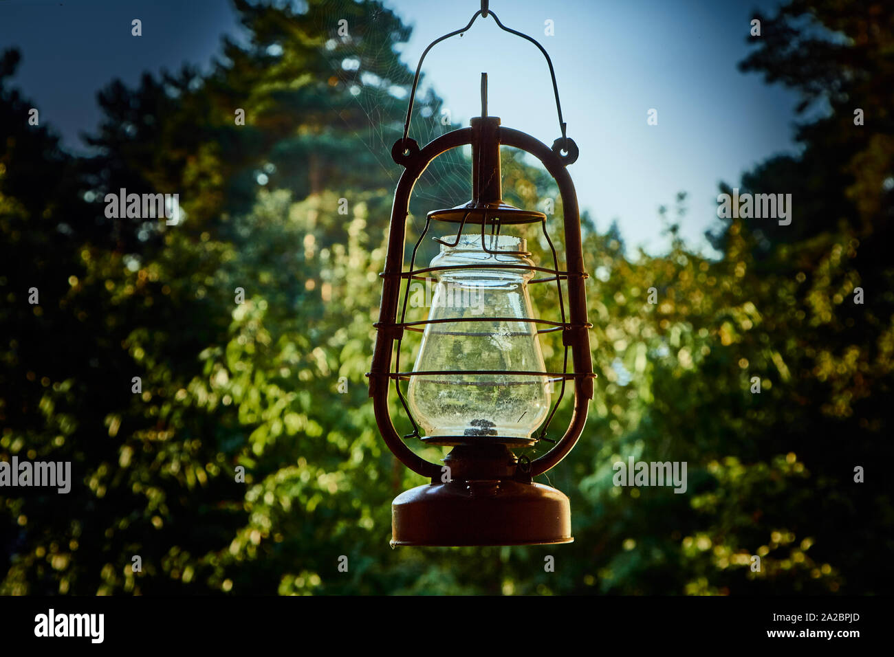 Alte Öllampe im Sommer abends Licht Stockfoto