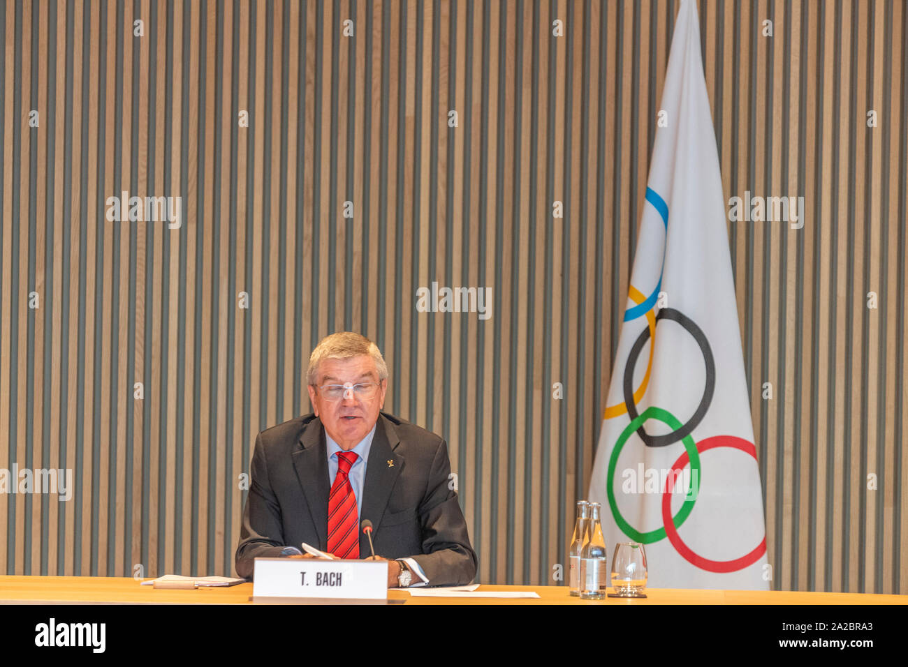 Lausanne, Schweiz. 02 Okt, 2019. Thomas Bach, der Präsident des IOC, die beginnt, eine Rede über die verschiedenen Themen für die Olympischen Jugendspiele 2020 in Lausanne in der Olympic House. (Foto von Eric Dubost/Pacific Press) Quelle: Pacific Press Agency/Alamy leben Nachrichten Stockfoto