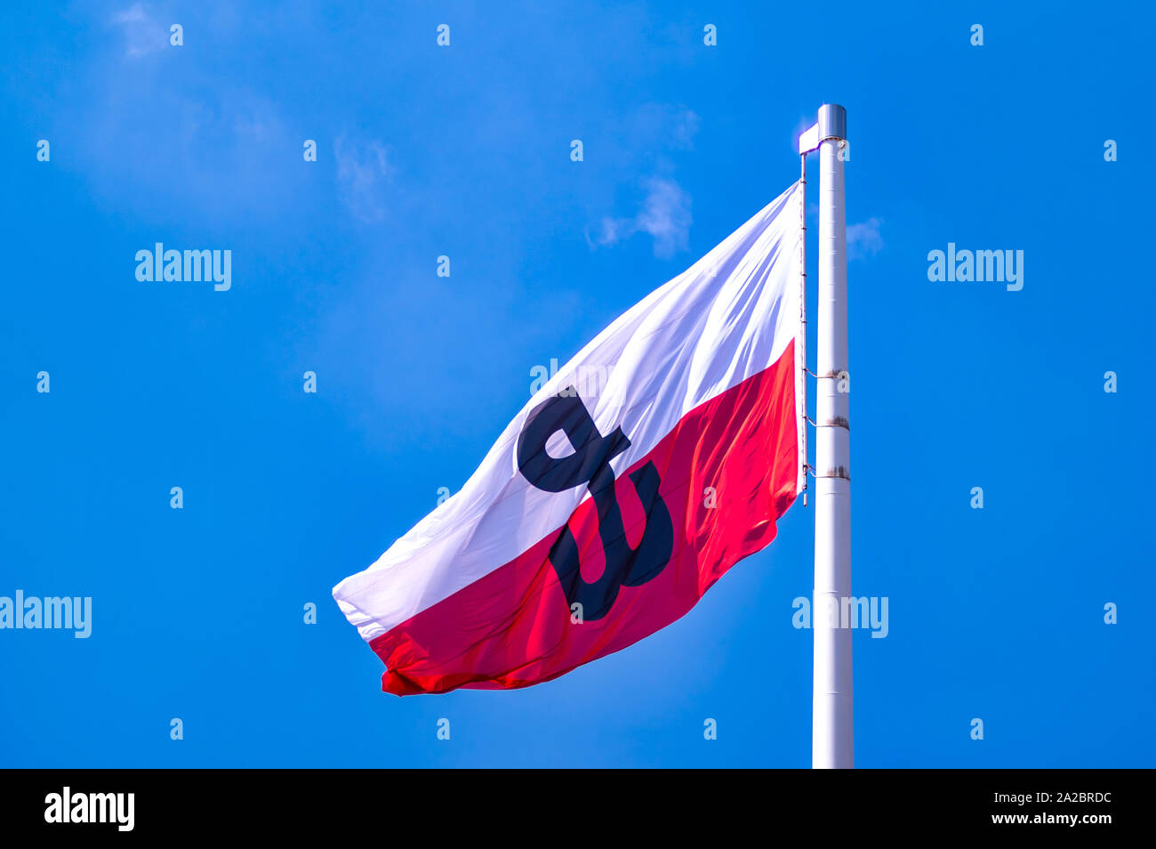 Polen, Warschau: Weiße und rote Flagge der Republik Polen mit dem Emblem des polnischen Untergrundstaates und seiner Heimatarmee. Stockfoto