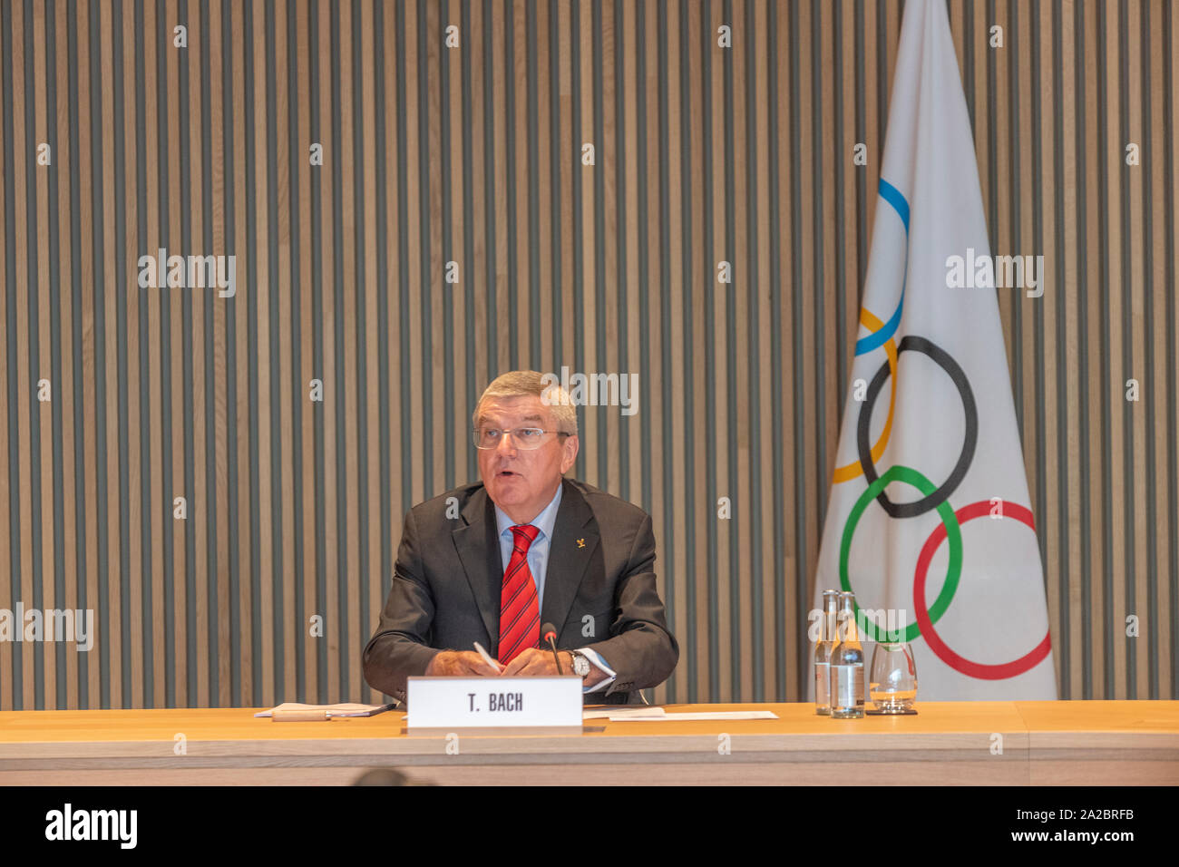 Lausanne, Schweiz. 02 Okt, 2019. Thomas Bach, der Präsident des IOC, die beginnt, eine Rede über die verschiedenen Themen für die Olympischen Jugendspiele 2020 in Lausanne in der Olympic House. (Foto von Eric Dubost/Pacific Press) Quelle: Pacific Press Agency/Alamy leben Nachrichten Stockfoto