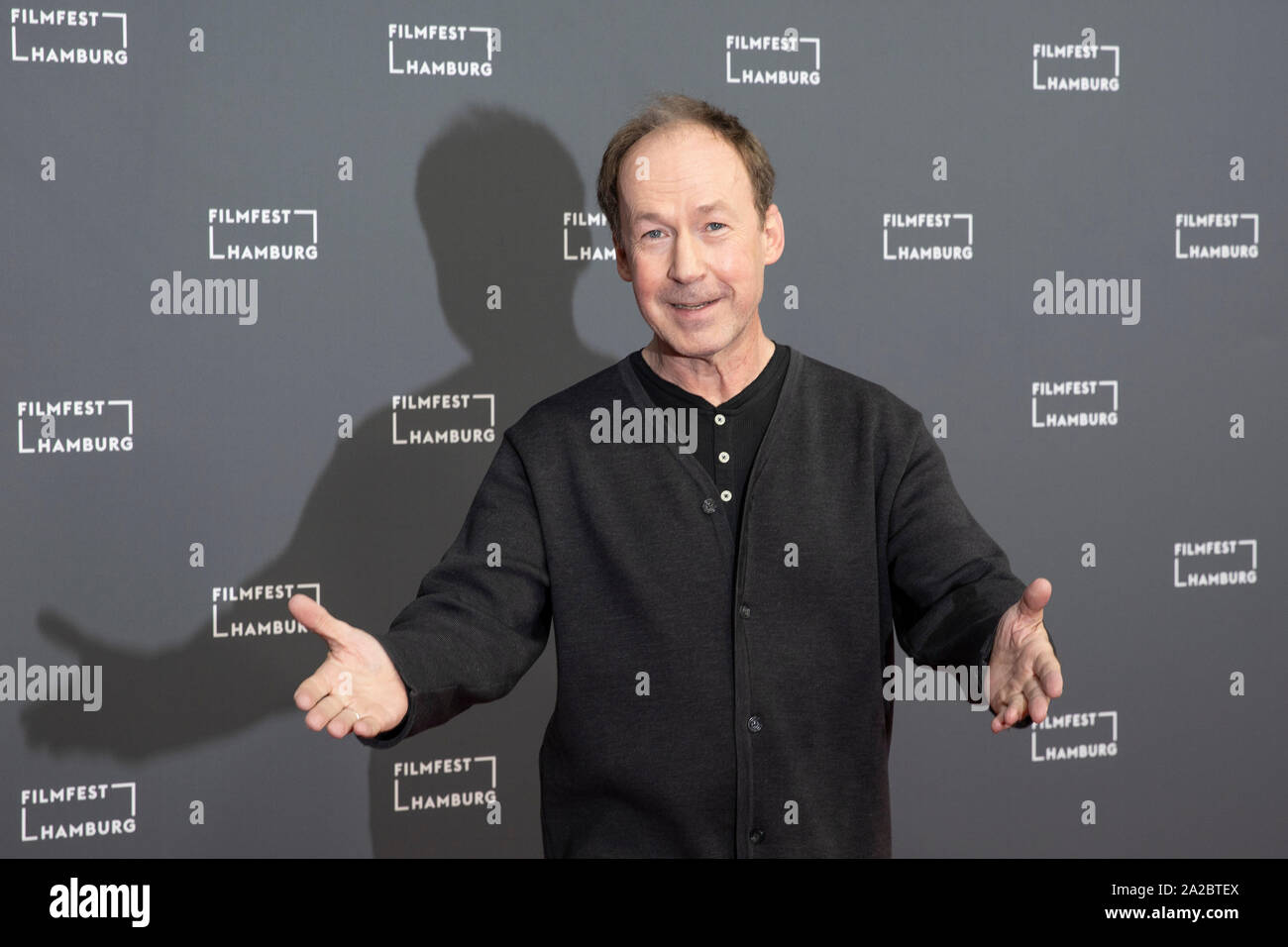 Schauspieler Ulrich Noethen (GER), Porträt, Porträt Porträts, die Hälfte Abbildung, freundlich, Kamera, mit Gesten, öffnete die Arme. Auf dem roten Teppich, roten Teppich. Filmfest Hamburg, Premiere des Films: Deutschstunde, am 28.09.2019. | Verwendung weltweit Stockfoto