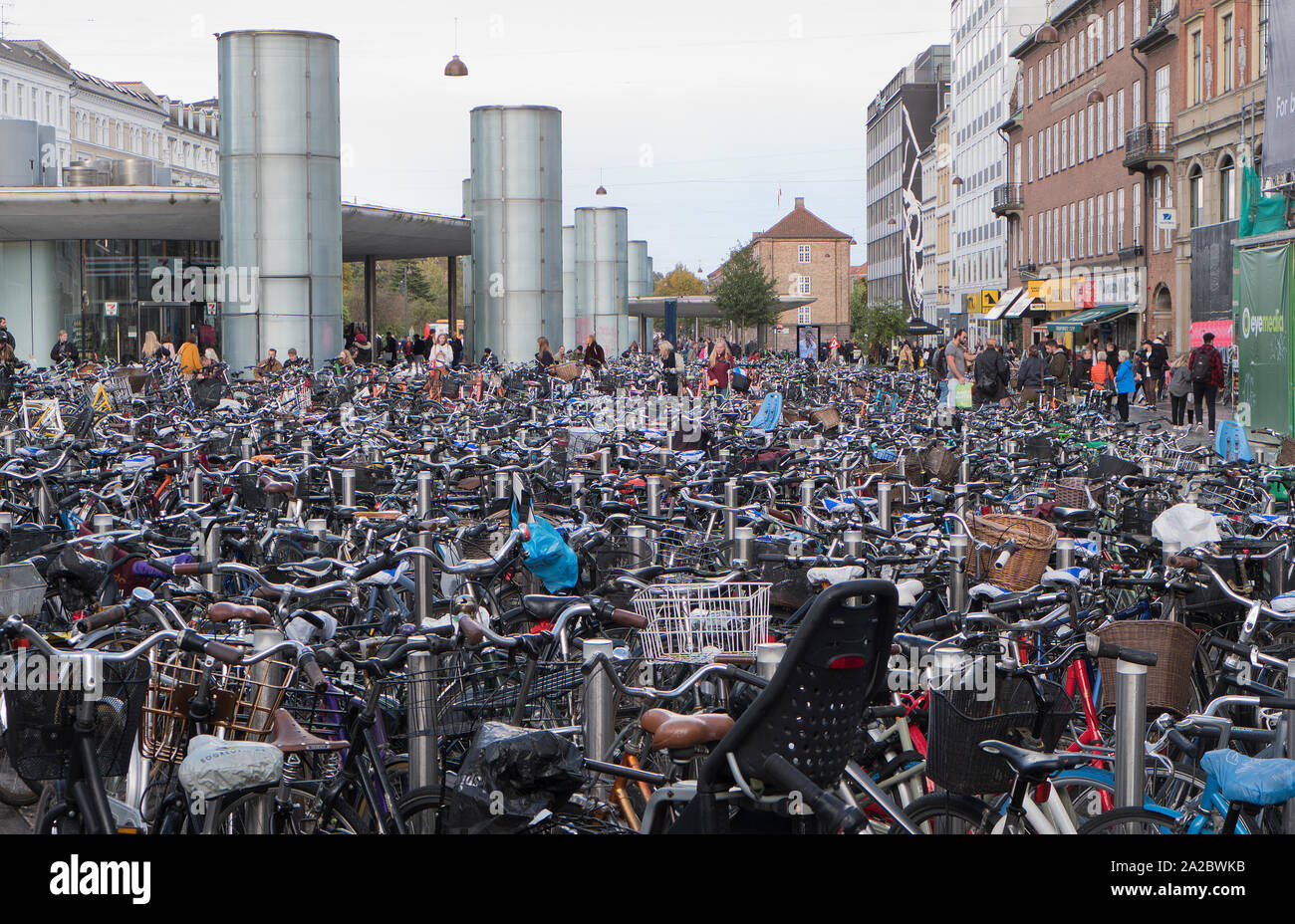 Hunderte von abgestellte Fahrräder in Kopenhagen, Dänemark. Stockfoto