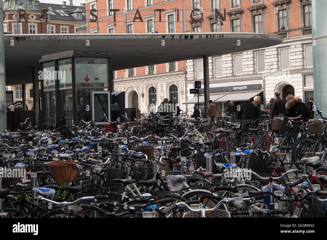 Hunderte von Fahrräder außerhalb der U-Bahnhof in Kopenhagen, Dänemark. Stockfoto