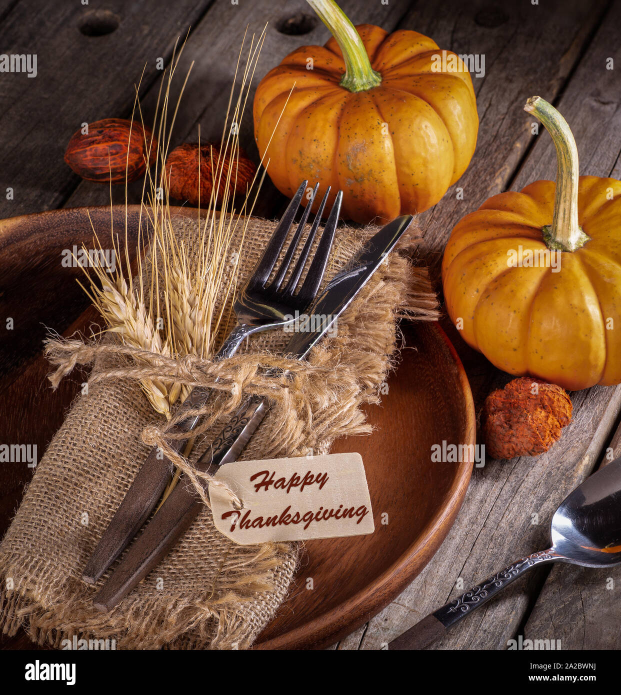 Happy Thanksgiving Tag Kurbisse Und Herbst Wohnkultur Mit Rustikalen Holz Hintergrund Stockfotografie Alamy