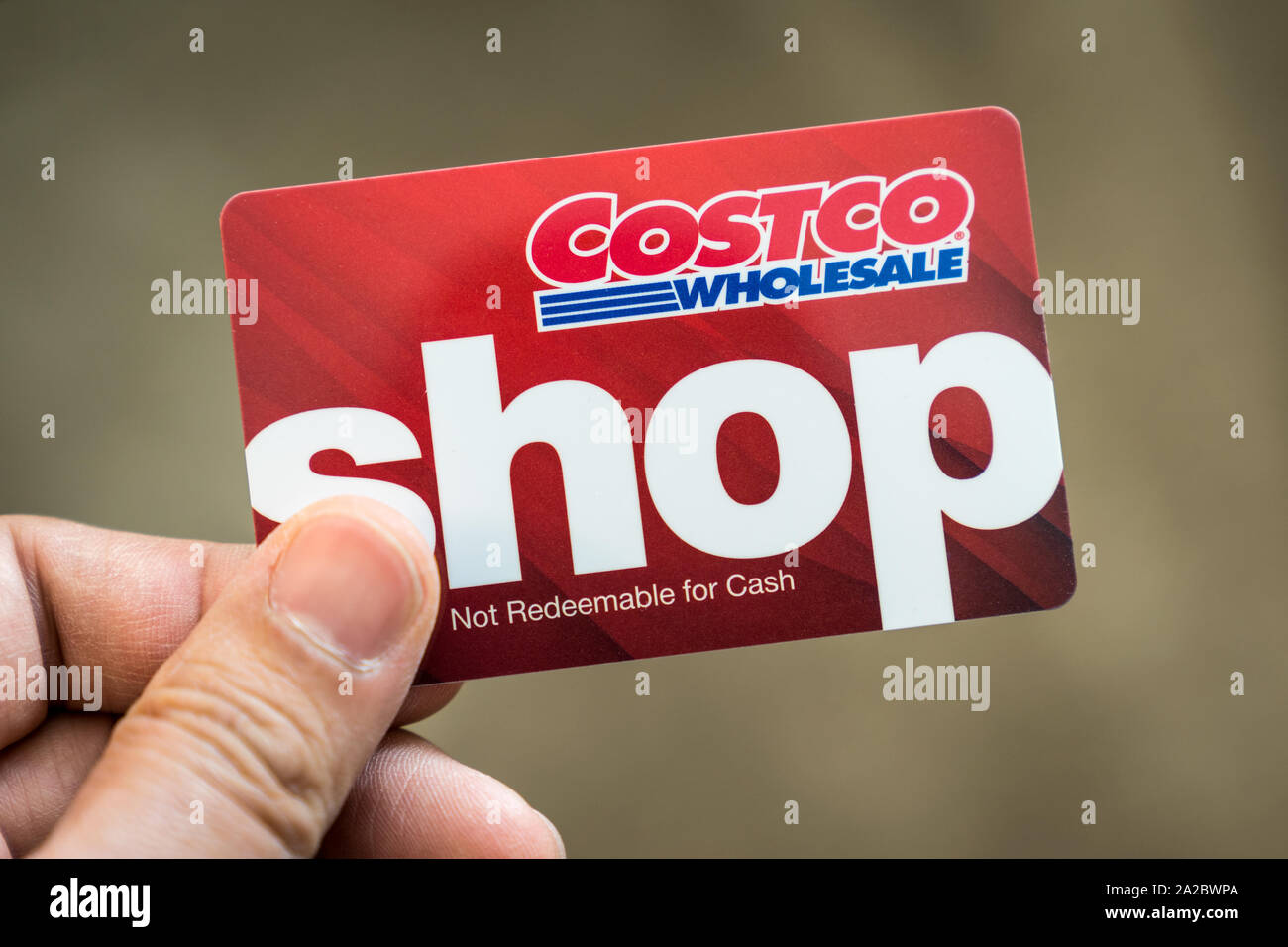 Hand mit einem Costco Wholesale Geschenkkarte Stockfoto