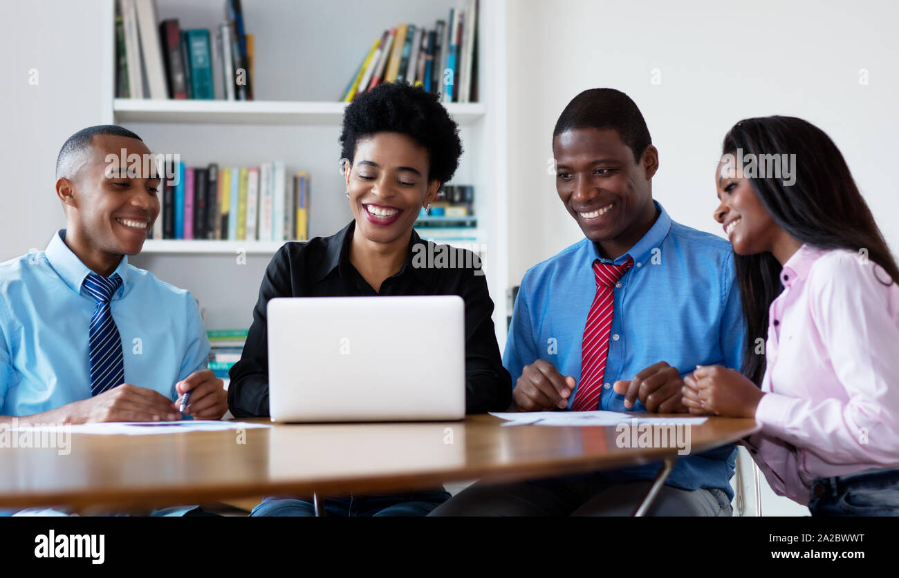 Sitzung des Lachens african american Business Team im Büro von Start-up-Unternehmen Stockfoto