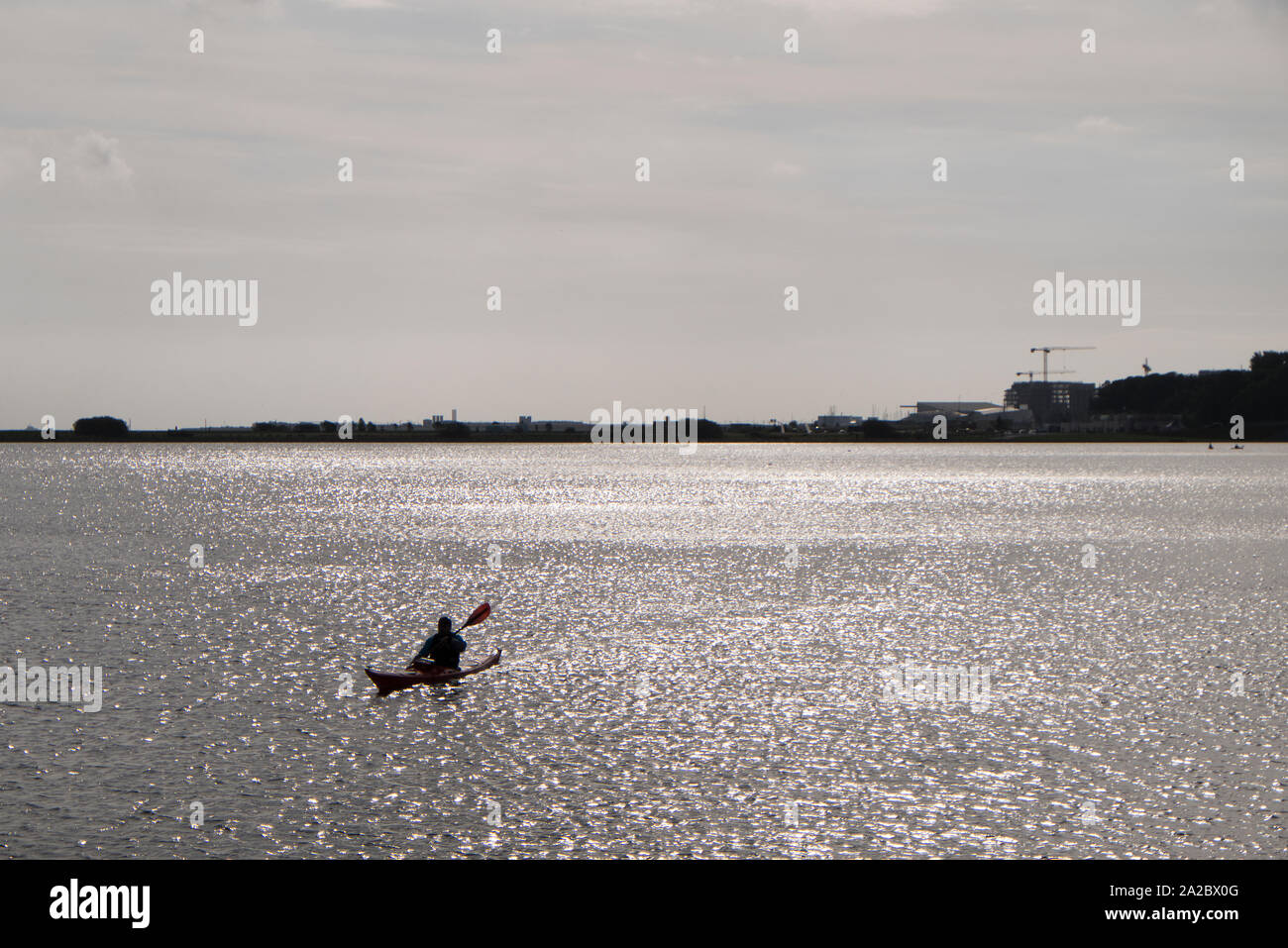 Mann Kajak in Mündung in Kopenhagen in Kopenhagen an einem bewölkten Herbst Tag, Dänemark Stockfoto