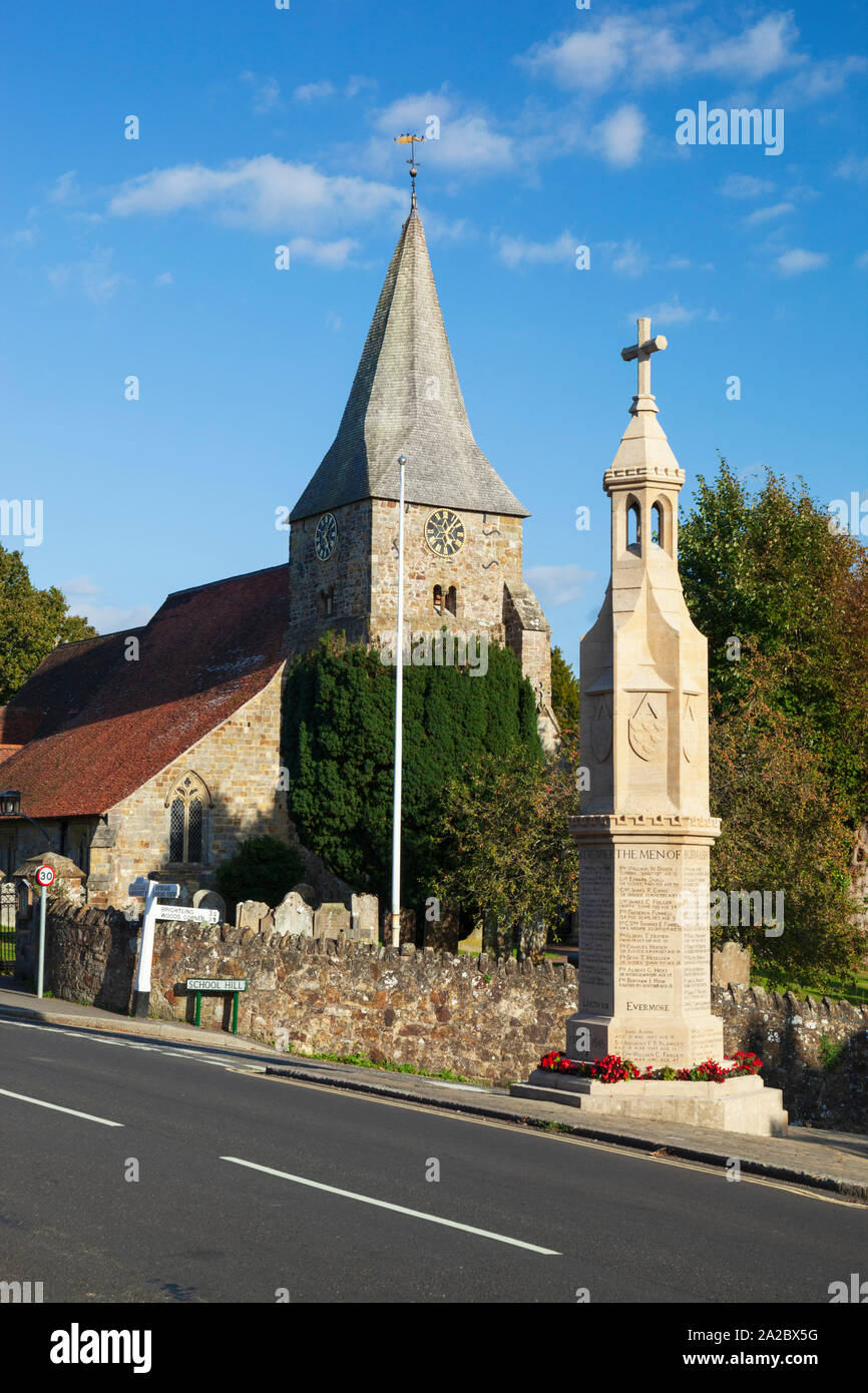 Kirche St. Bartholomä und die burwash Kriegerdenkmal auf der High Street, Burwash, East Sussex, England, Vereinigtes Königreich, Europa Stockfoto