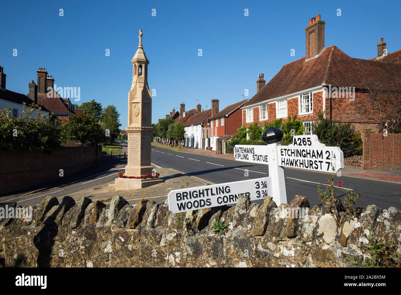Das Kriegerdenkmal und Cottages entlang Burwash High Street, Burwash, East Sussex, England, Vereinigtes Königreich, Europa Stockfoto