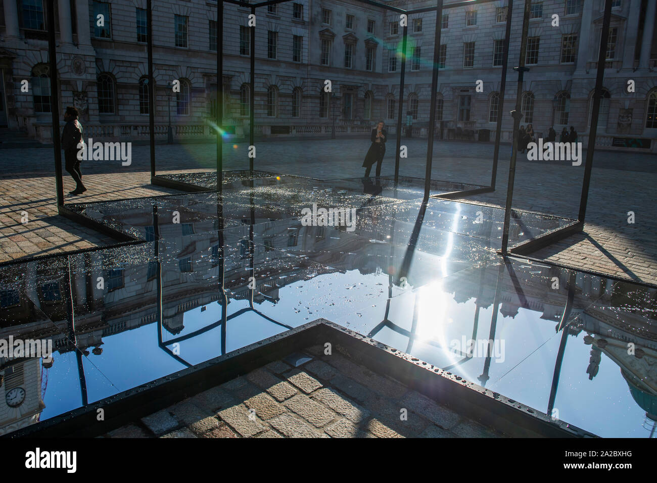 Somerset House, London, Großbritannien. 2. Oktober 2019. 1/54 Zeitgenössische Afrikanische Kunst Messe verfügt über 45 führenden internationalen Galerien läuft vom 3-6 Oktober. Bild: ein Standort-spezifischen Kommission, "Die Festung" durch Kiluanji Kia Henda im Hof von Somerset House installiert. Credit: Malcolm Park/Alamy Leben Nachrichten. Stockfoto