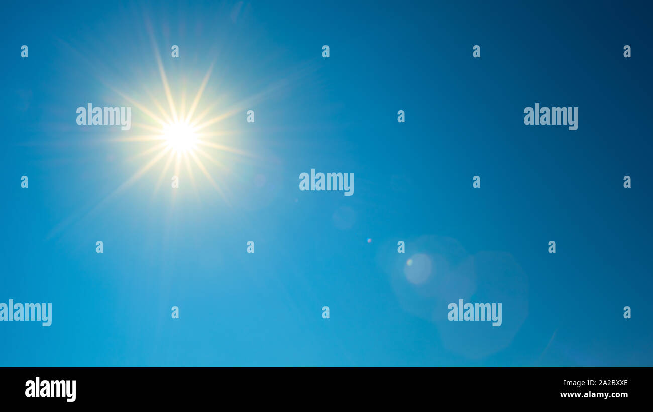 Blauer Himmel mit hellen Sonne Stockfoto