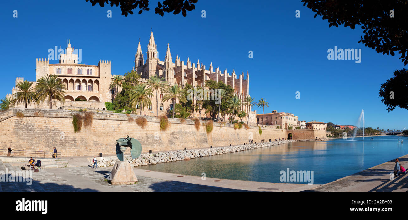 PALMA DE MALLORCA, SPANIEN - 26. Januar 2019: Die Kathedrale La Seu und Almudaina-palast. Stockfoto