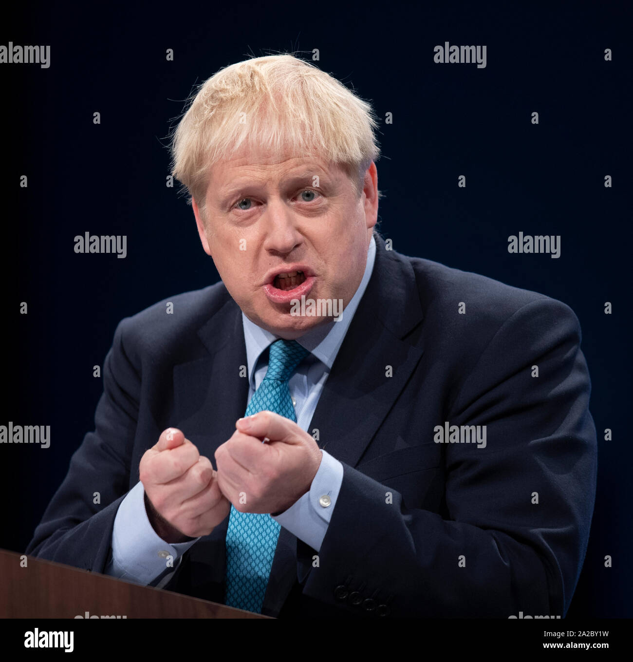 Manchester, Großbritannien. 2. Okt, 2019. Boris Johnson, Premierminister, Erster Lord des Schatzamtes und Minister für den öffentlichen Dienst und MP für Uxbridge und South Ruislip, spricht am Tag vier von dem Parteitag der Konservativen in Manchester. Quelle: Russell Hart/Alamy leben Nachrichten Stockfoto