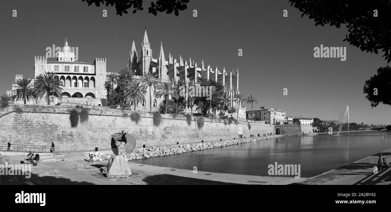 PALMA DE MALLORCA, SPANIEN - 26. Januar 2019: Die Kathedrale La Seu und Almudaina-palast. Stockfoto