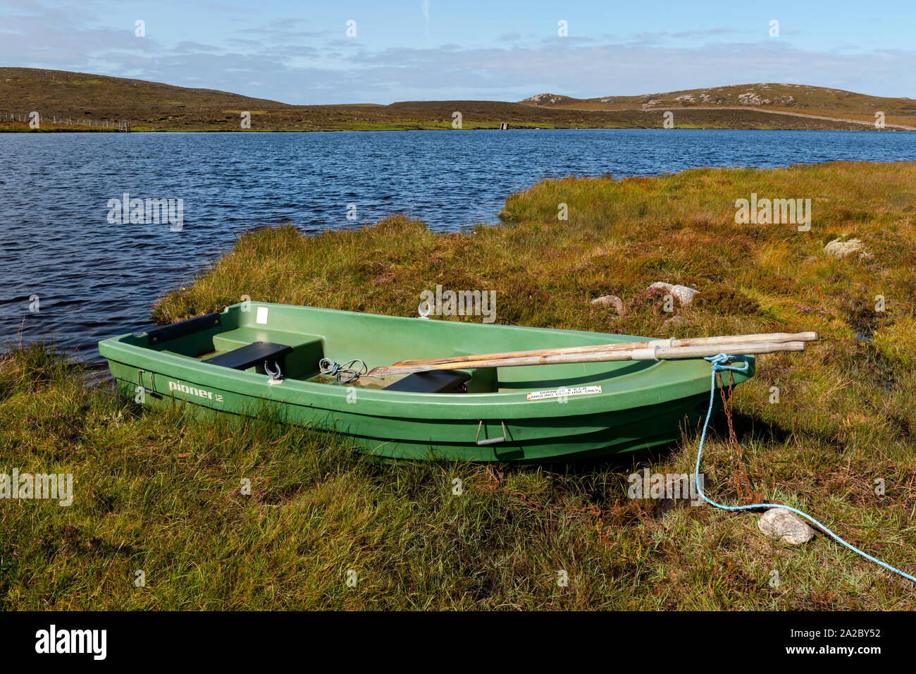 Pioner 12 starre Boot zum Angeln am Ufer des Loch Na Gainimh in Wester Ross, Schottland. Stockfoto