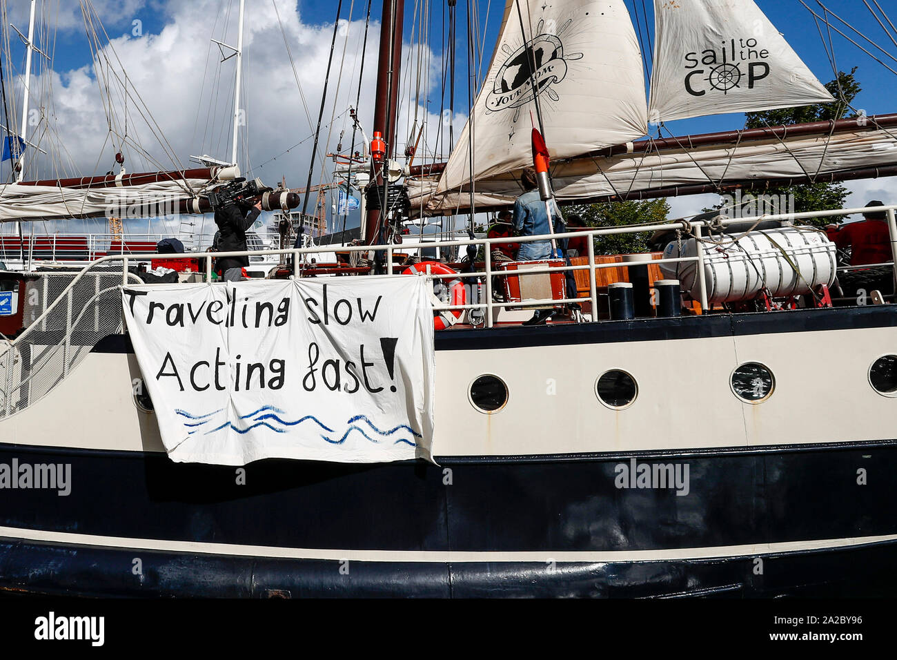 AMSTERDAM, 02-10-2019, Kaap de Groene Hoop, Banner auf dem Boot vor dem Segeln. Stockfoto