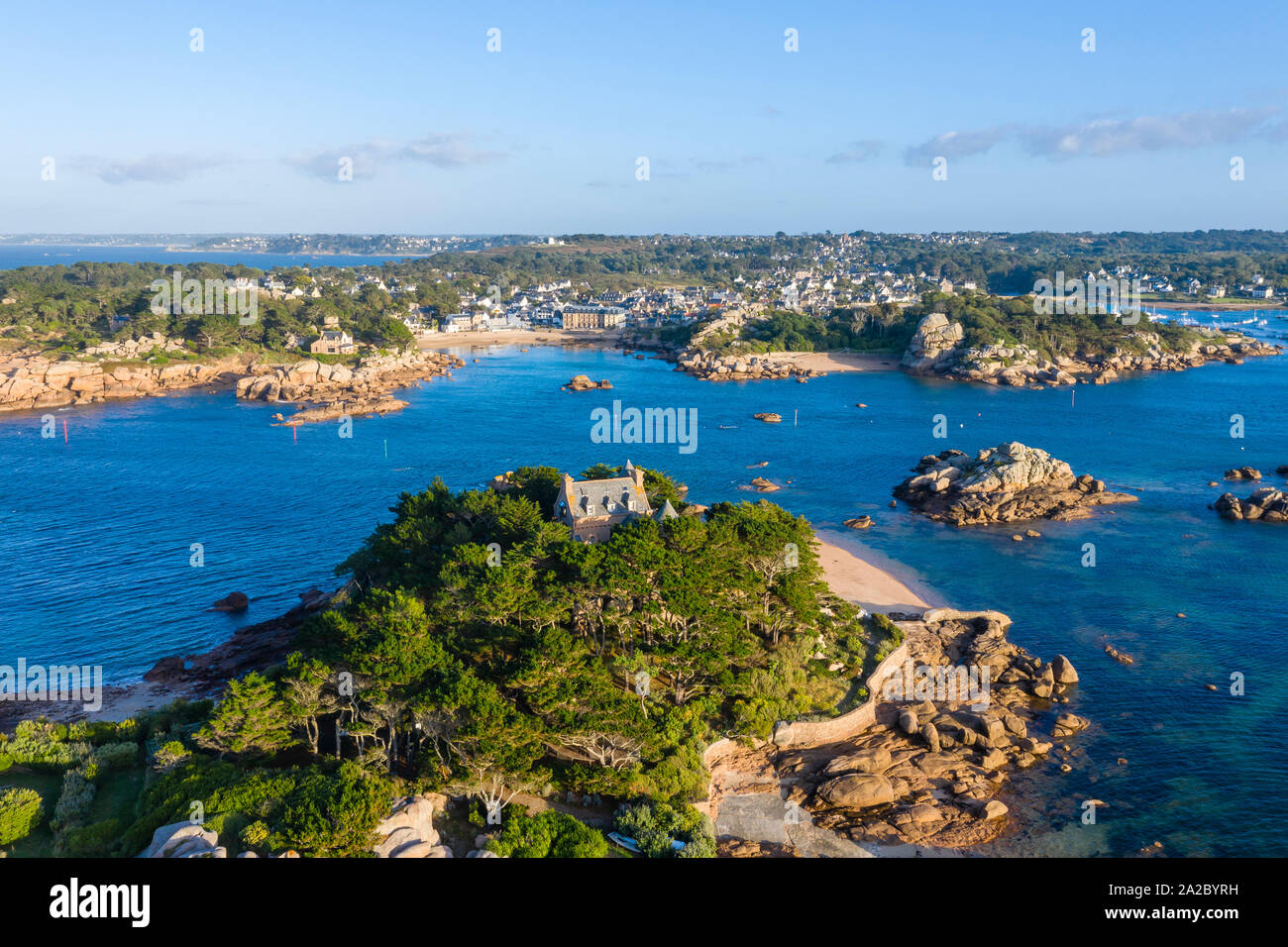 Frankreich, Cotes d'Armor, Cote De Granit Rose (rosa Granit Küste), Tregastel, Saint Guirec Bucht mit Costaeres Island und Castle im Vordergrund (aeri Stockfoto