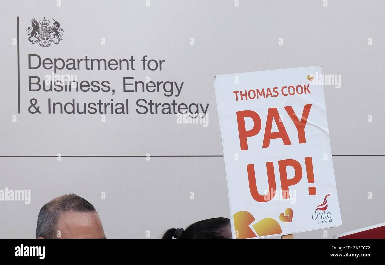 London, Großbritannien. 2. Okt, 2019. Thomas Cook Mitarbeiter außerhalb des Ministerium für Wirtschaft, Energie und industrielle Strategie demonstrieren und eine Petition Hand in die Wirtschaft Sekretärin Andrea Leadsom. Credit: Brian Minkoff/Alamy leben Nachrichten Stockfoto