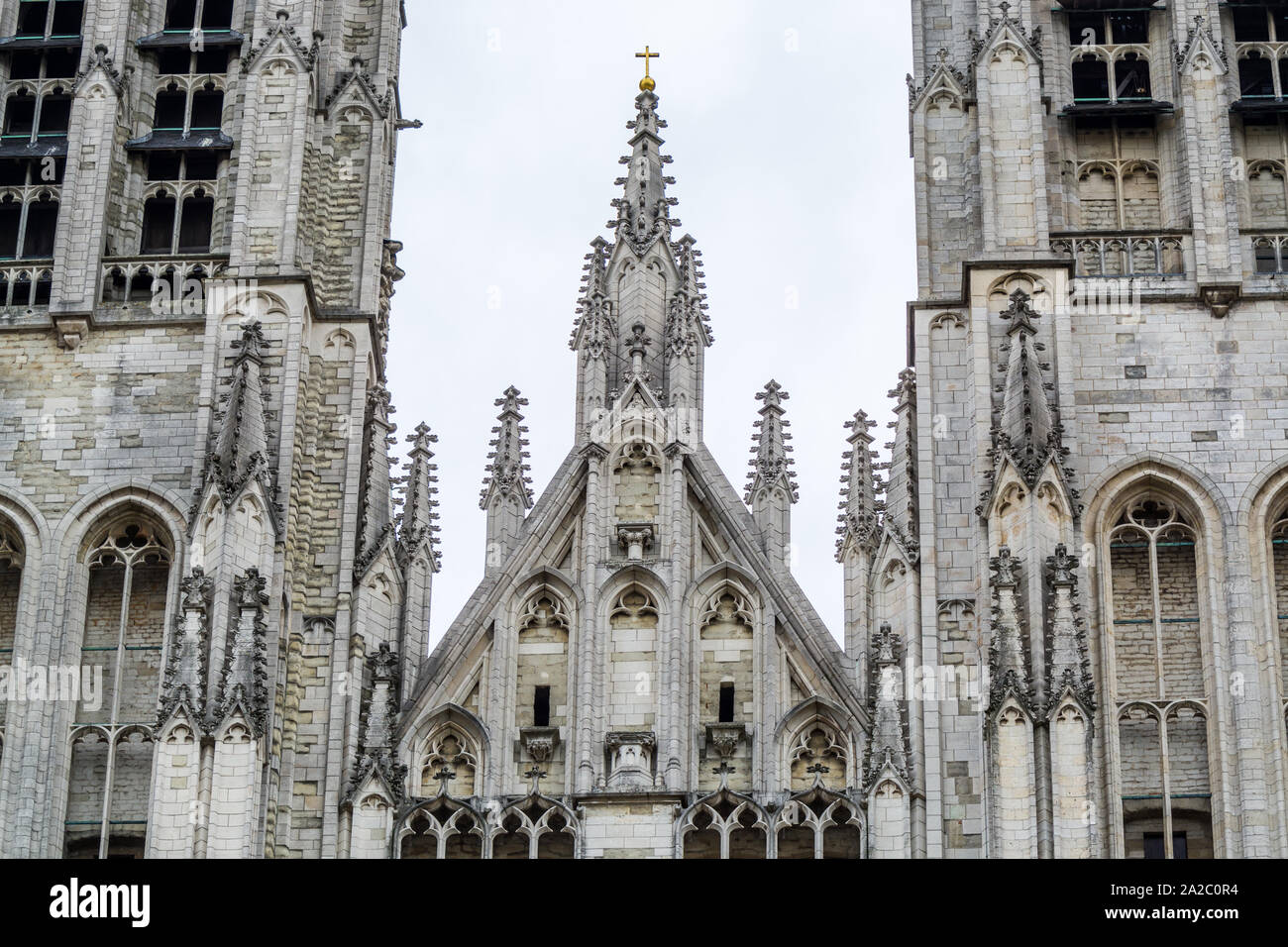 Architektonische Details der Turm der Kirche Unserer Lieben Frau von Laeken oder 'Notre-Dame de Laeken", Brüssel, Belgien. Eine neo-gotischen Römisch-katholische Kirche in La Stockfoto