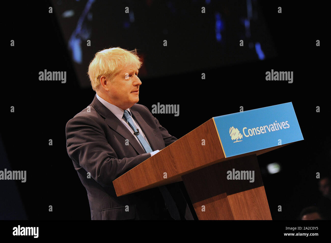 Manchester, Großbritannien. 2. Okt, 2019. Boris Johnson MP, Premierminister, liefert seine Rede auf der Konferenz, am vierten und letzten Tag der Konservativen Partei Konferenz an der Manchester Central Convention Complex. Credit: Kevin Hayes/Alamy leben Nachrichten Stockfoto