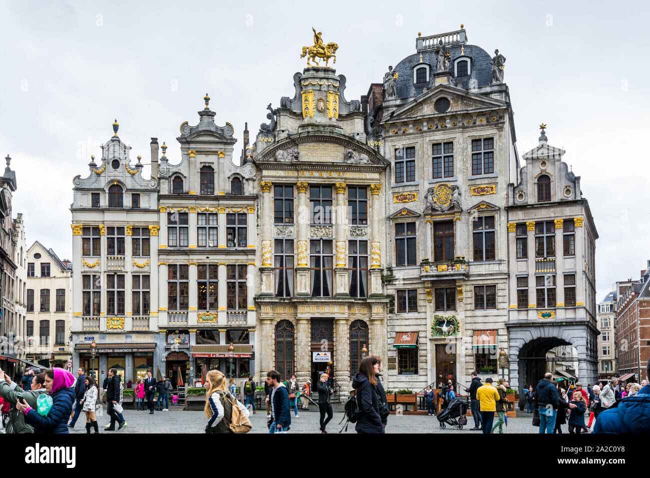 Viele Touristen besuchen Sie die schönsten Sehenswürdigkeiten in Brüssel, Grand' Place entfernt. Grande Marktplatz (Grote Markt) ist der zentrale Platz von Brüssel. Stockfoto