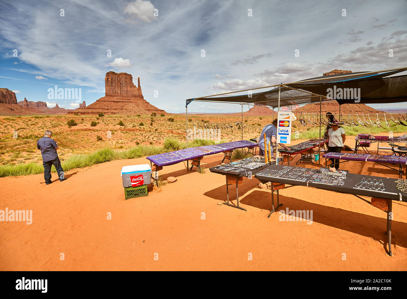 Utah, USA - September 07, 2015: Touristen in Navajo Souvenir mit Native American Handwerk im Monument Valley. Stockfoto
