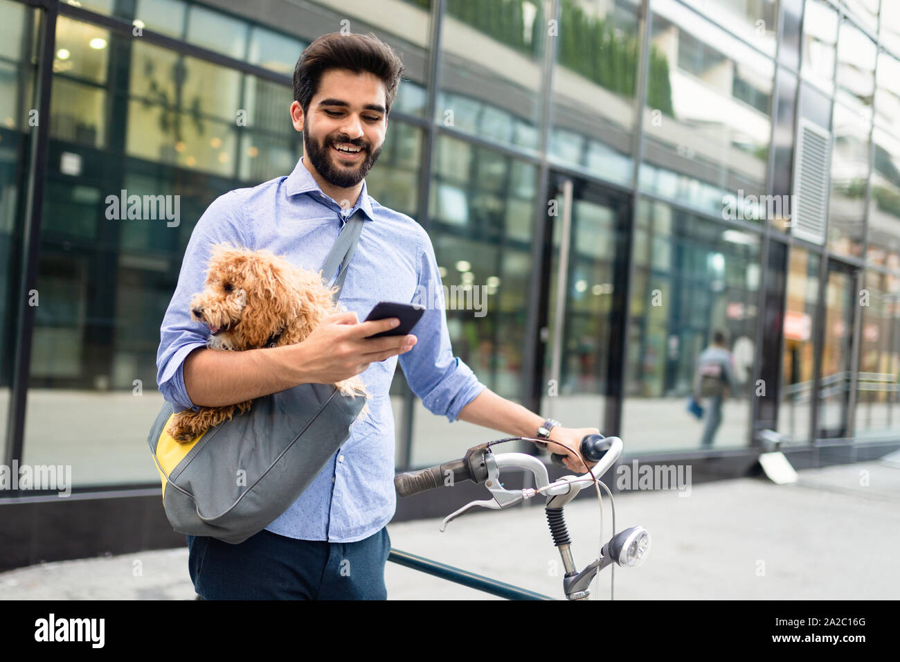 Lifestyle, Verkehr, Kommunikation, Personen Konzept. Junger Mann mit Fahrrad und Smartphone auf Stadt. Stockfoto