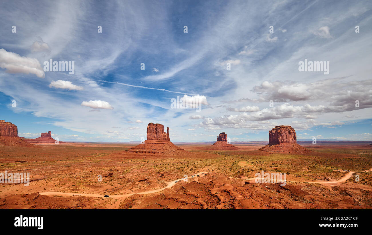 Panoramablick auf die Felsformationen des Monument Valley, Utah, USA. Stockfoto