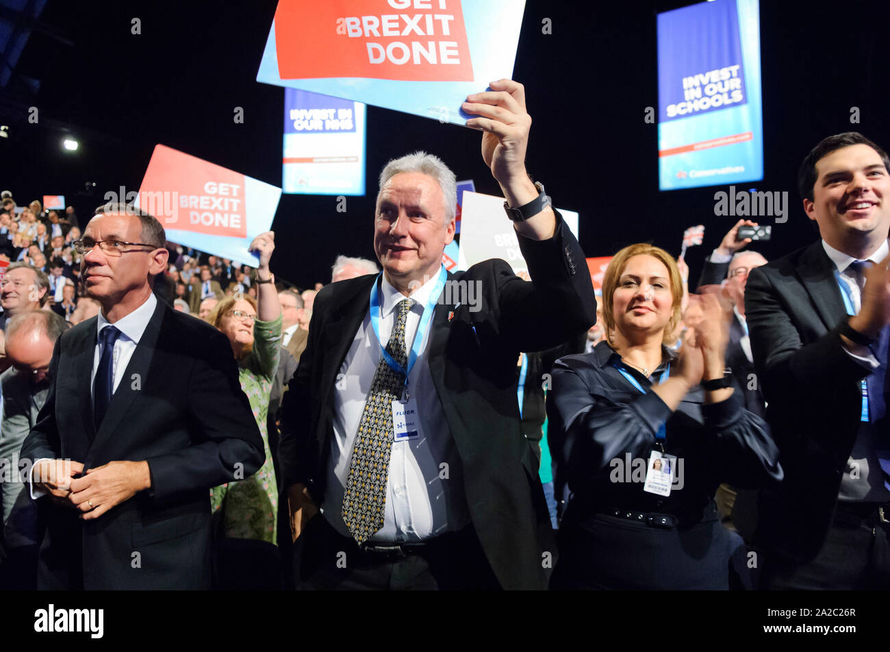Manchester, Großbritannien. 2. Oktober 2019. Teilnehmer schildern und applaudieren wie der Ministerpräsident, die Rt Hon Boris Johnson MP, seiner Keynote liefert an Tag 4 der 2019 Parteitag der Konservativen Partei in Manchester Central. Credit: Paul Warburton/Alamy leben Nachrichten Stockfoto