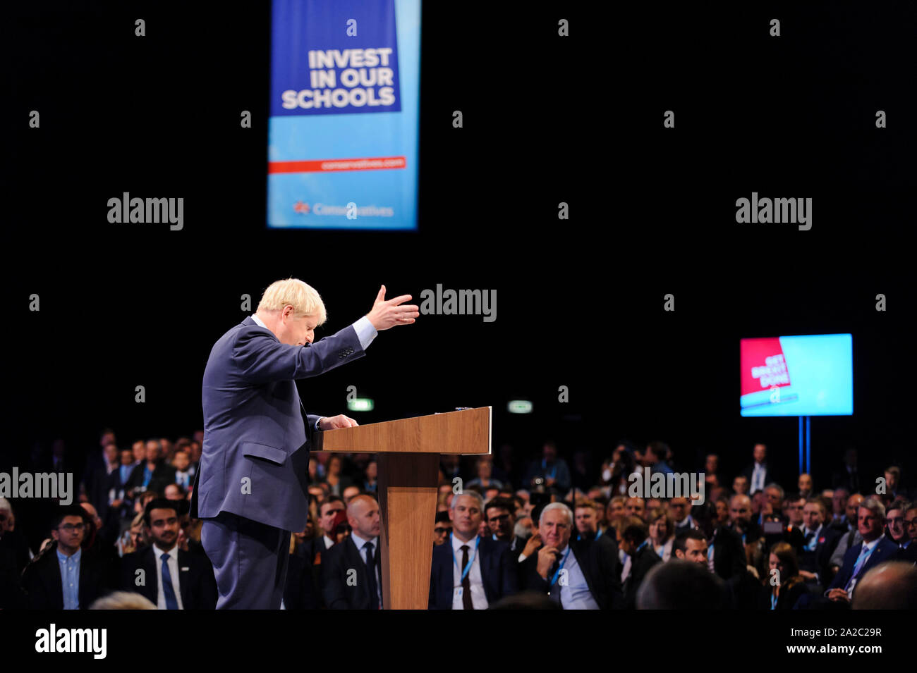 Manchester, Großbritannien. 2. Oktober 2019. Bei seinem ersten Konferenz als Premierminister, die Rt Hon Boris Johnson MP, liefert seine Grundsatzrede an Tag 4 der 2019 Parteitag der Konservativen Partei in Manchester Central. Credit: Paul Warburton/Alamy leben Nachrichten Stockfoto