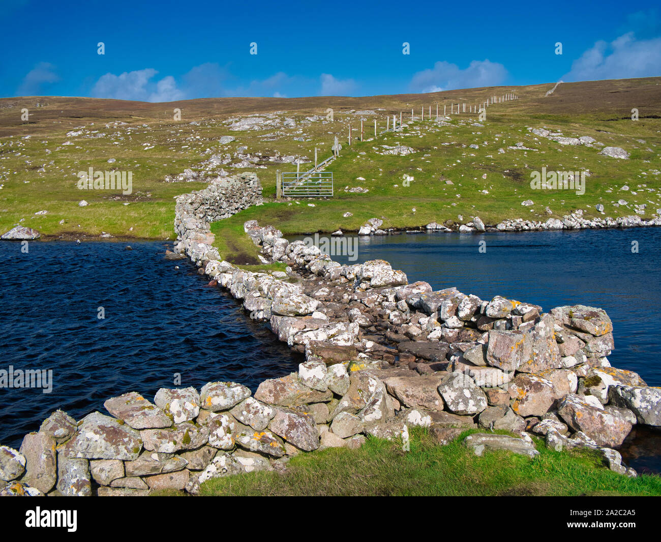 Der Staudamm am Loch des Brough, Culswick, Festland, Shetland, Großbritannien Stockfoto