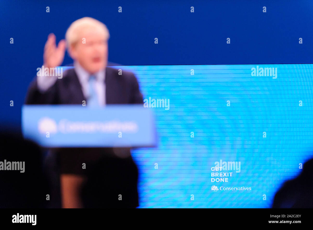 Manchester, Großbritannien. 2. Oktober 2019. Bei seinem ersten Konferenz als Premierminister, die Rt Hon Boris Johnson MP, liefert seine Grundsatzrede an Tag 4 der 2019 Parteitag der Konservativen Partei in Manchester Central. Credit: Paul Warburton/Alamy leben Nachrichten Stockfoto