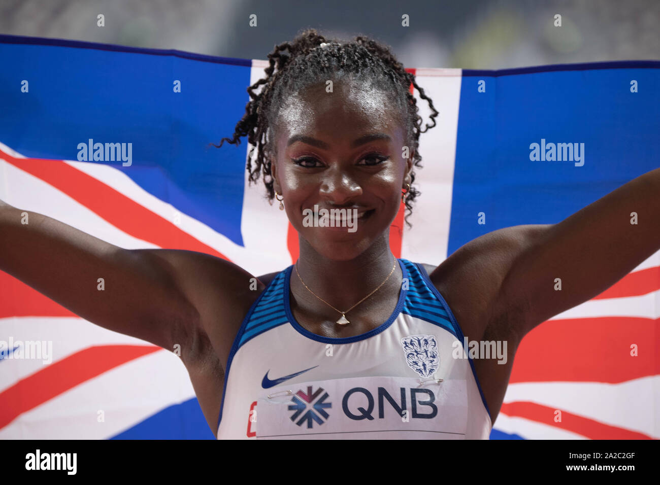 DINA ASHER - SMITH (GBR) (S) feiert mit der Flagge nach ihrem zweiten Platz im 100 m am Tag 3 der IAAF Leichtathletik WM in Doha, Katar Stockfoto