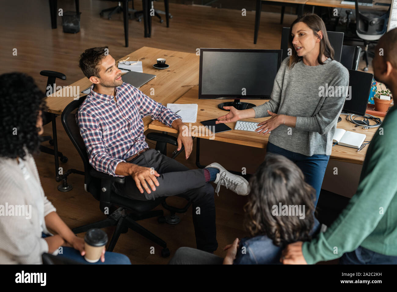 Diverse Designer über ein Projekt gemeinsam in einem Büro Sitzung Stockfoto