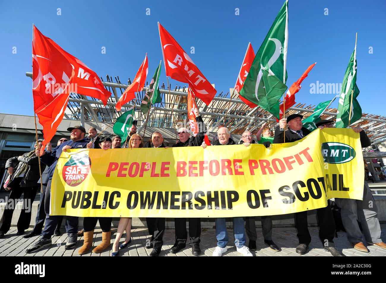 Edinburgh, Großbritannien. 02 Okt, 2019. Edinburgh, 2. Oktober 2019. Schottische Labour-vorsitzende Richard Leonard Adressen eine Kundgebung der Eisenbahner, die dem schottischen Parlament kommen, haben ihre Unterstützung für die Pläne der Abellio ScotRail Franchise früh zu Ende zu zeigen. Credit: Colin Fisher/Alamy leben Nachrichten Stockfoto