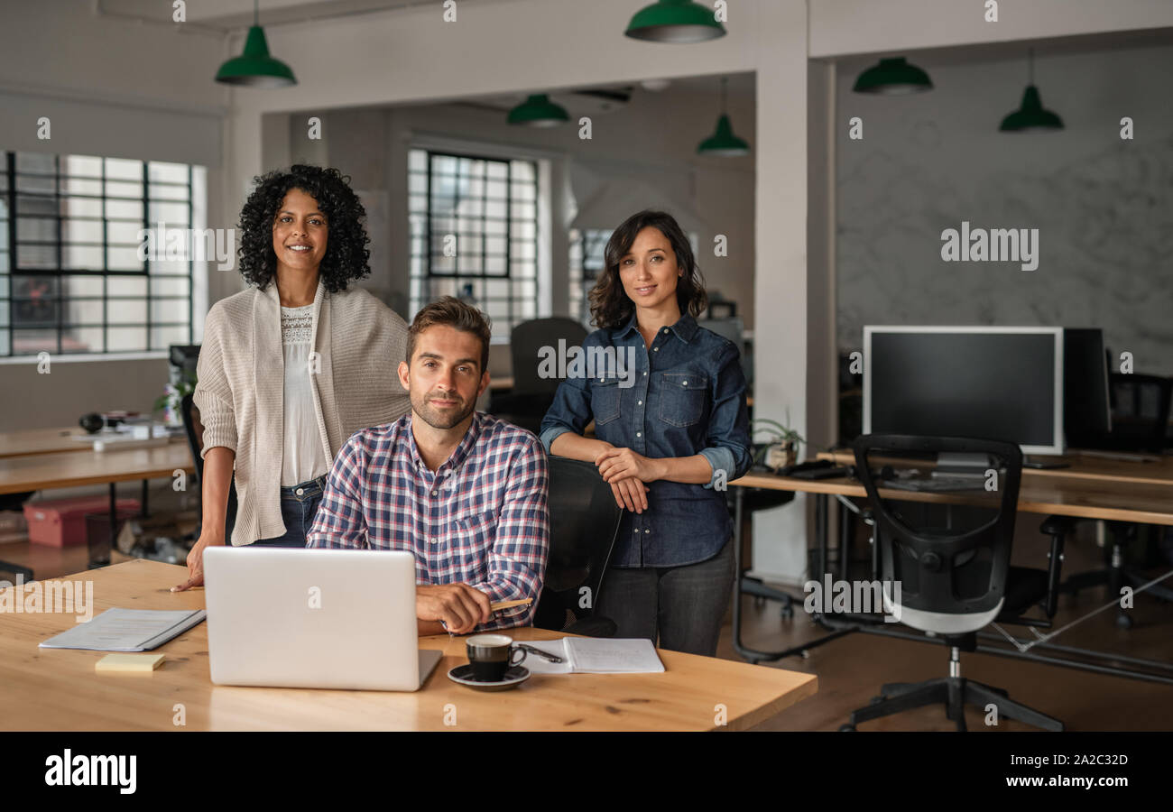 Lächelnd Gruppe junger Designer im Büro arbeiten Stockfoto