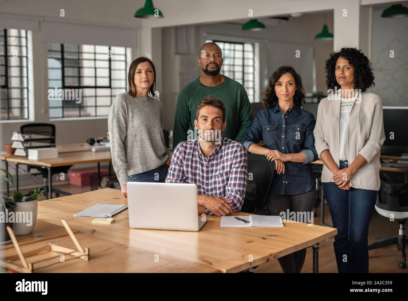 Team von verschiedenen Designern gemeinsam in einem Büro Stockfoto