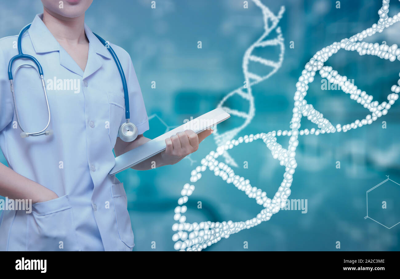 Kluge Frau Doktor stehen und halten Patient Chart mit blau Stethoskop Halskette, Frau Doktor mit der Uniform im Zimmer mit DNA Hintergrund Stockfoto