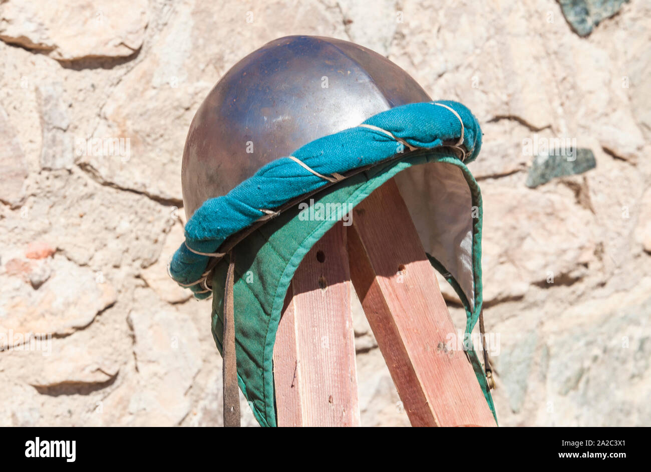 Turban halbkugelförmige Helm, von maurischen Armeen während der Reconquista, 11. bis 13. Jahrhundert. Am Stand im Freien angezeigt Stockfoto