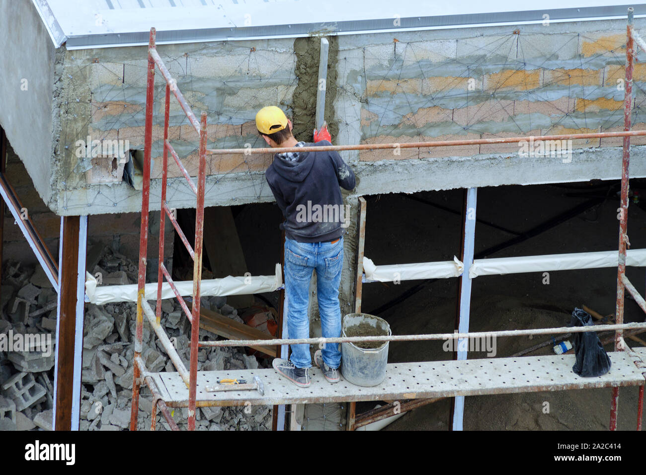 Bau arbeiter auf Gerüst. Batumi, Georgien Stockfoto