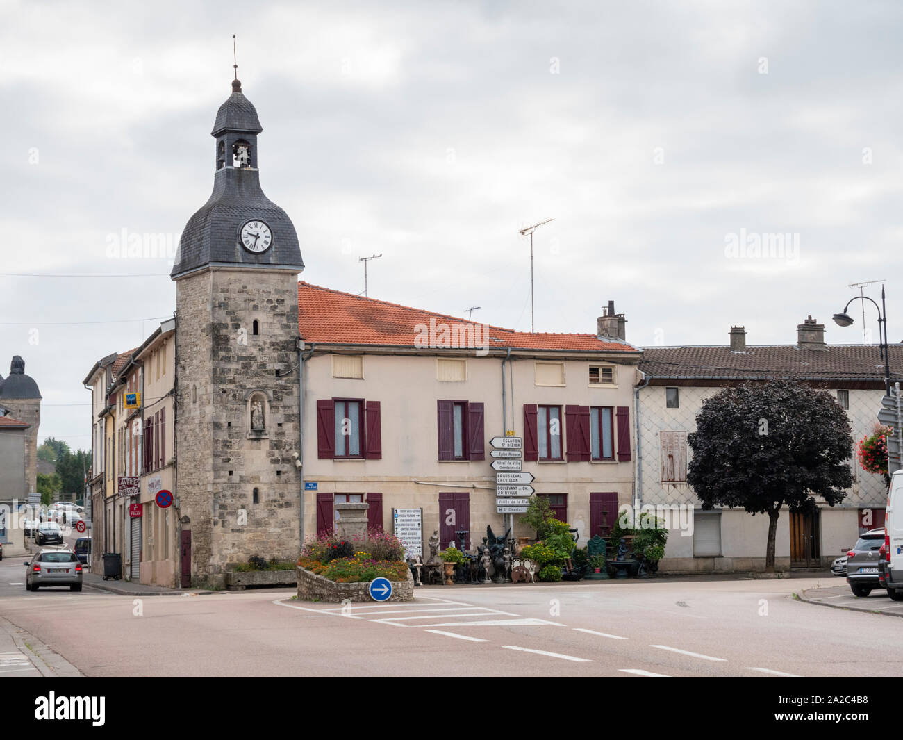 Ein streeet und Kirche in der kleinen Stadt Wassy in der Haut-Marne und Champagner Ardenne rgion von Frankreich Stockfoto