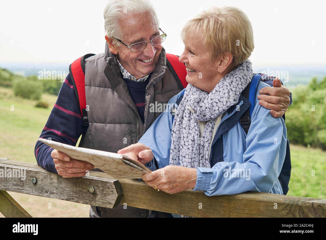 Rentnerehepaar auf Wanderurlaub auf Tor mit Karte Stockfoto Rentnerehepaar auf Wanderurlaub auf Tor mit Karte Stockfoto